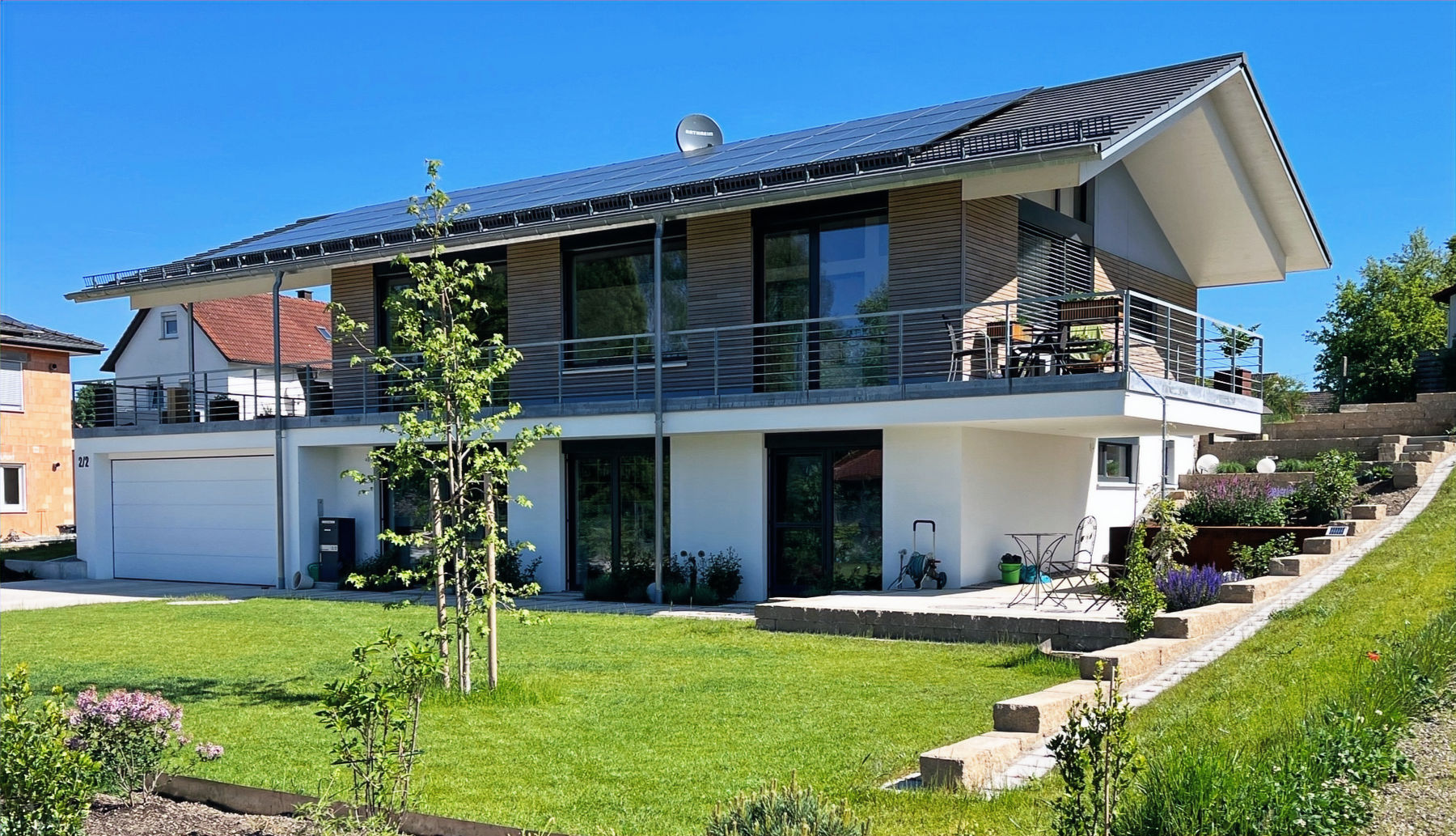 Mehrfamilienhaus mit acht Wohnungen in Holz-Putz-Fassade mit Photovoltaikdach, geplant vom architekturbüro roland stöhr